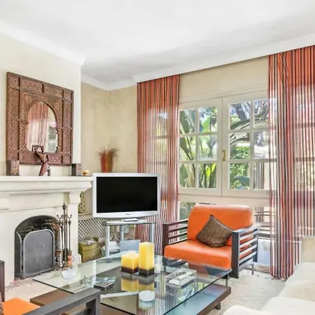 Charming Townhouse In The Heart Of The Golden Mile *