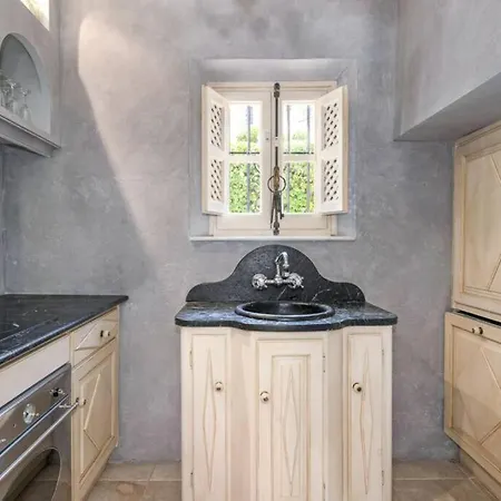Charming Townhouse In The Heart Of The Golden Mile בית נופש